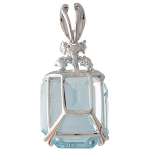 An Aquamarine Pendant in White Gold
