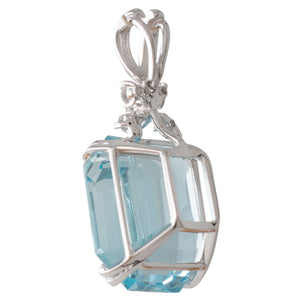 An Aquamarine Pendant in White Gold