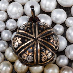 A Circular Pique Pendant