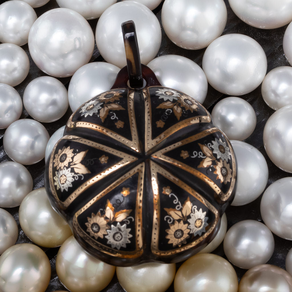 A Circular Pique Pendant